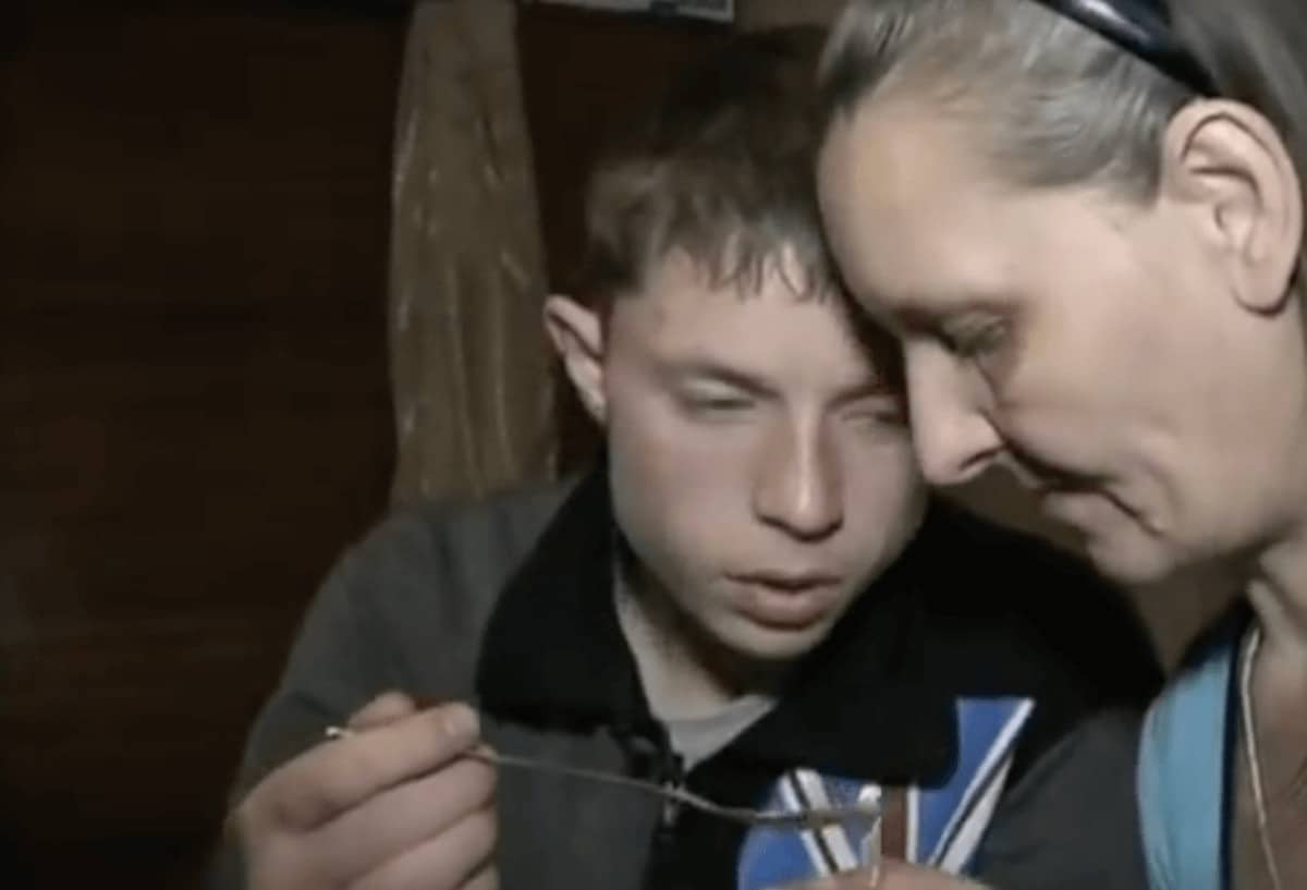 sabiaspalavras.com - Com apenas 8 anos, menino fica a cuidar da mãe paralisada