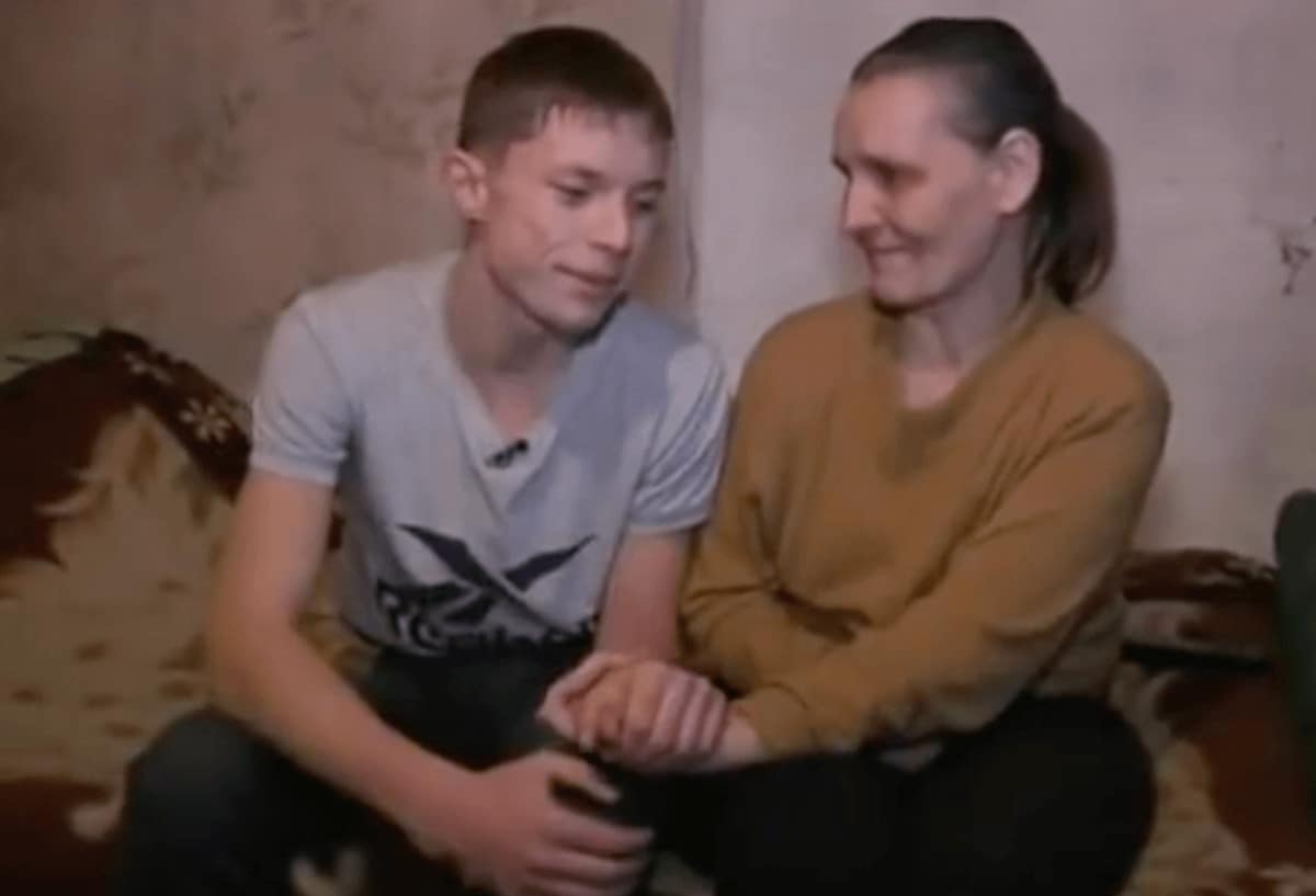 sabiaspalavras.com - Com apenas 8 anos, menino fica a cuidar da mãe paralisada