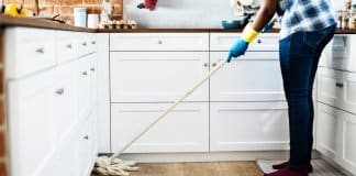 Limpar a casa ajuda a perder tanto peso quanto passar horas no ginásio