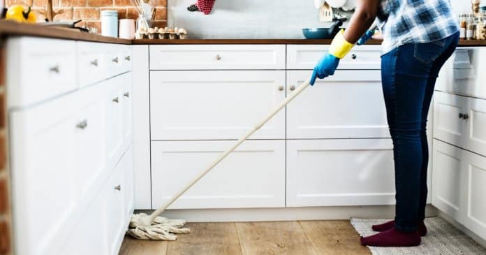 Limpar a casa ajuda a perder tanto peso quanto passar horas no ginásio