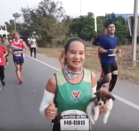 sabiaspalavras.com - Maratonista encontra um pequeno cachorro durante corrida e carrega-o cerca de 30 km's