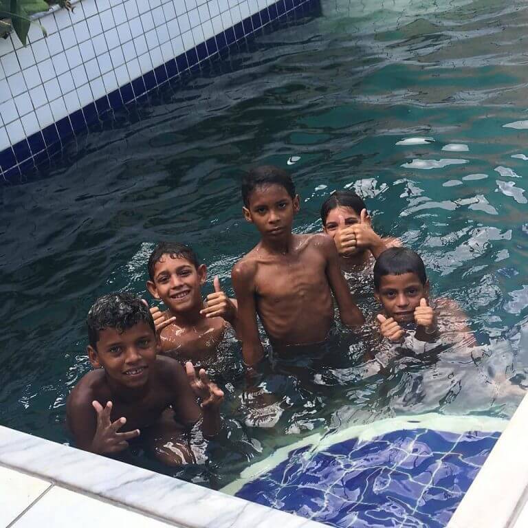 sabiaspalavras.com - Mulher é "salva" por grupo de crianças que pediram para tomar banho na sua piscina