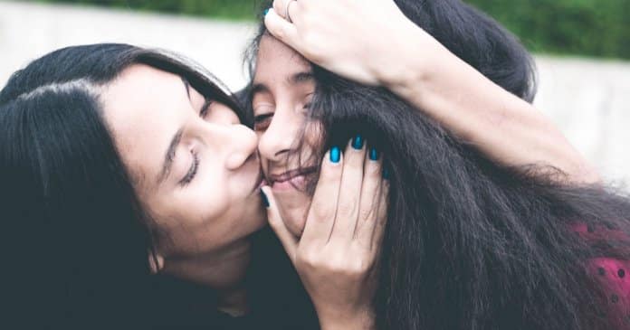 Ouvir a voz a mãe ao telefone é tão reconfortante quanto o seu abraço