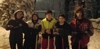 Amigos limpam entrada de casa de vizinha após tempestade de neve para que esta possa fazer diálise