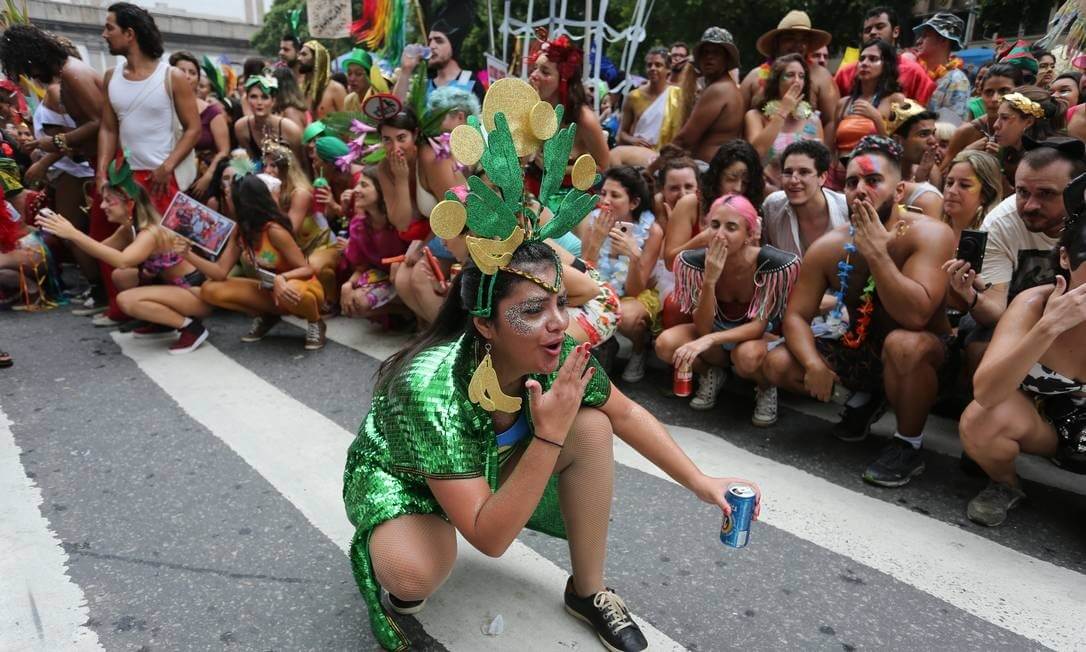 sabiaspalavras.com - Bloco de Carnaval no Rio pára para encontrar mãe de menino perdido