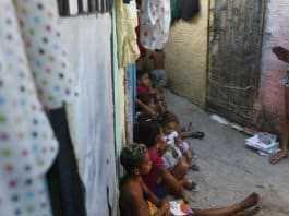 Com apenas 11 anos, menina dá aulas a crianças nos becos da sua comunidade