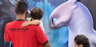 Funcionário de cinema conquista menino autista com um gesto emocionante