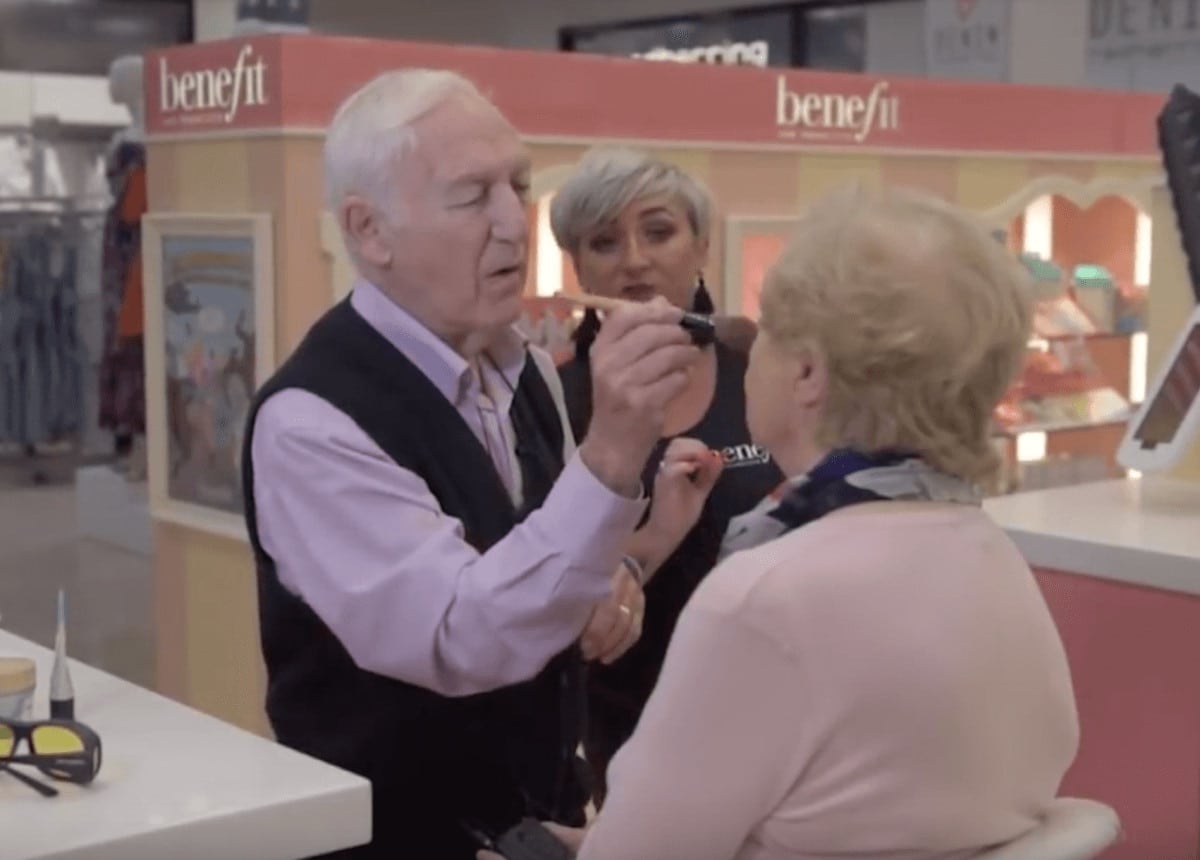 sabiaspalavras.com - Idoso de 83 anos aprende a maquilhar a esposa após esta começar a perder a visão