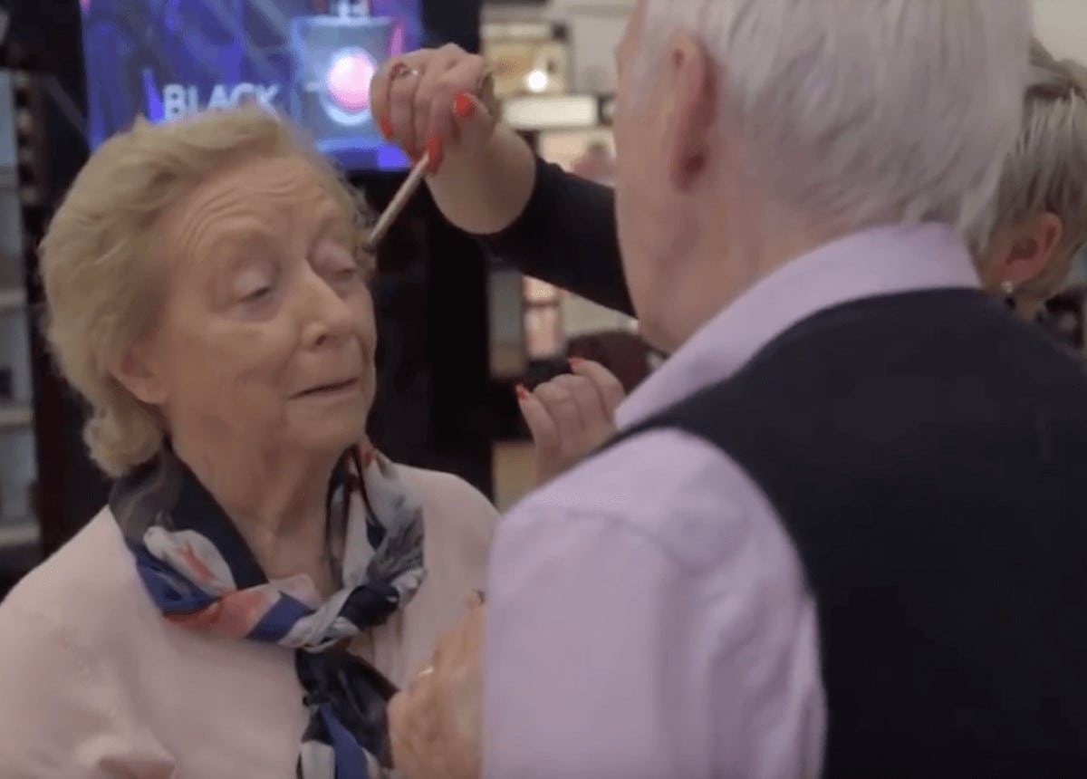 sabiaspalavras.com - Idoso de 83 anos aprende a maquilhar a esposa após esta começar a perder a visão