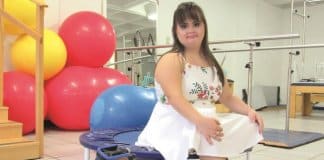 Jovem brasileira com Síndrome de Down forma-se em fisioterapia