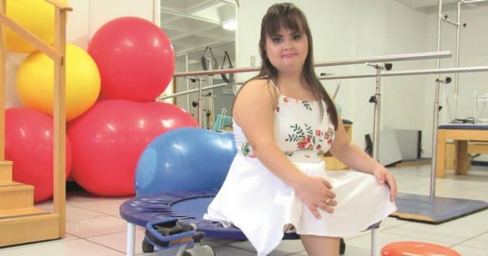 Jovem brasileira com Síndrome de Down forma-se em fisioterapia