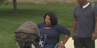 Jovem cria carrinho para mães em cadeiras de rodas passearem os bebés