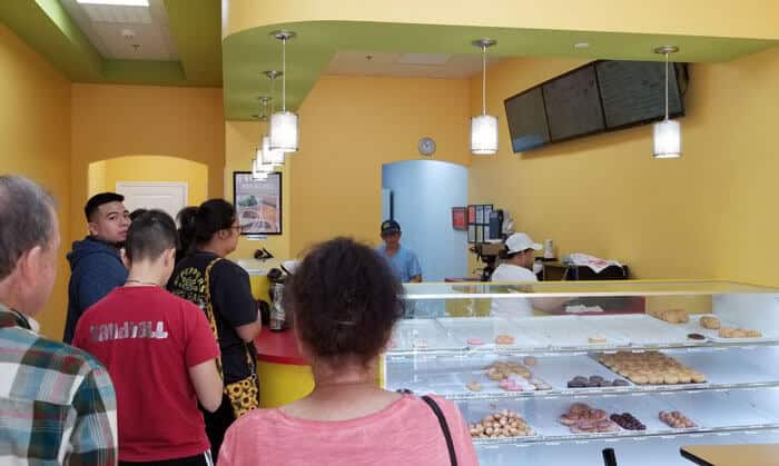 sabiaspalavras.com - Jovem partilha foto do pai triste por ninguém aparecer na sua nova loja de donut's...