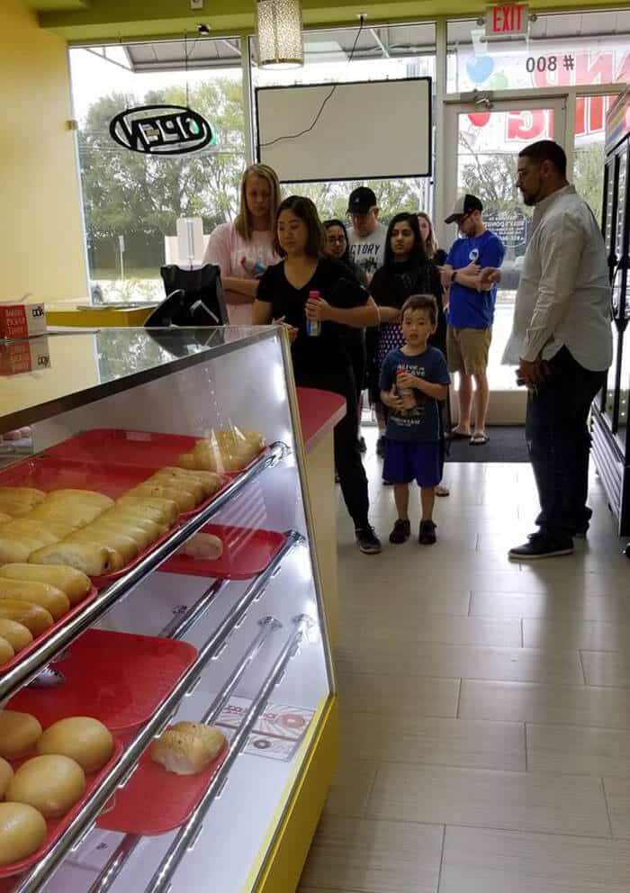 sabiaspalavras.com - Jovem partilha foto do pai triste por ninguém aparecer na sua nova loja de donut's...