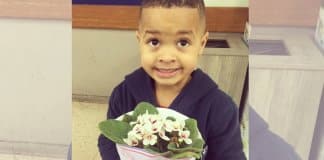 Mãe manda filho para escola com ramo de flores para este se desculpar após empurrar colega