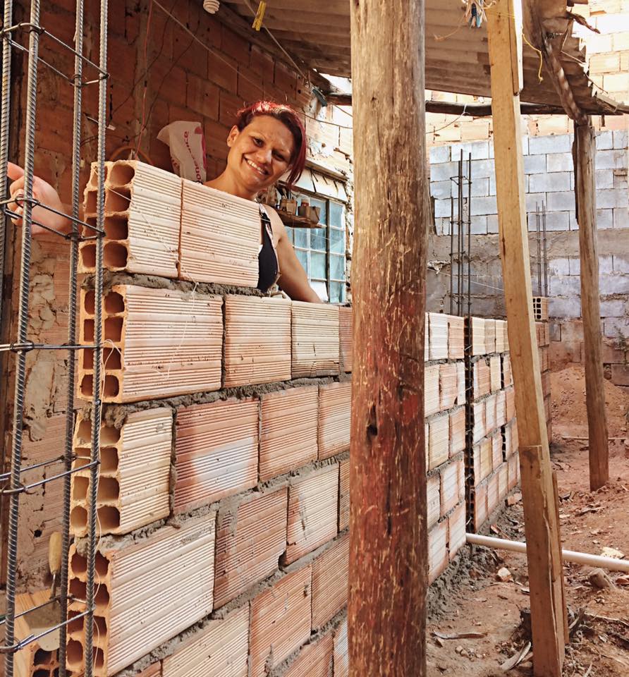 sabiaspalavras.com - Arquitecta brasileira ensina mulheres a construirem as suas próprias casas