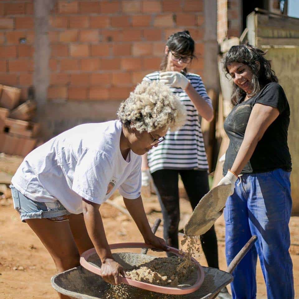 sabiaspalavras.com - Arquitecta brasileira ensina mulheres a construirem as suas próprias casas