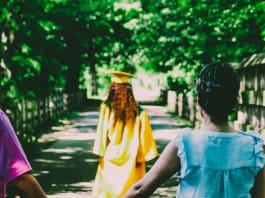 Dê a seu filho asas para voar e raízes para voltar. É nessa contradição que ele cresce feliz.