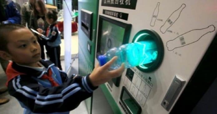 Em Pequim, garrafas de plástico são trocadas por bilhetes de metro. Eles procuram reduzir os danos ambientais