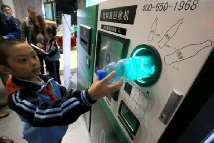 sabiaspalavras.com - Em Pequim, garrafas de plástico são trocadas por bilhetes de metro. Eles procuram reduzir os danos ambientais