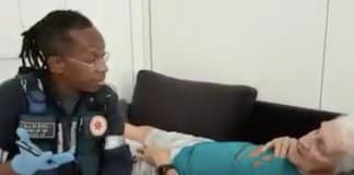 Enfermeiro canta bolero para idoso com Alzheimer para o acalmar