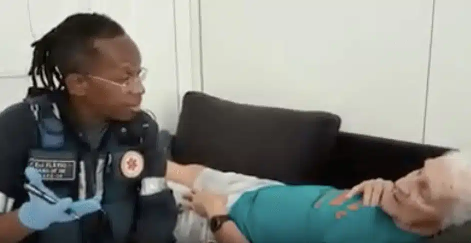 Enfermeiro canta bolero para idoso com Alzheimer para o acalmar sabiaspalavras.com - Enfermeiro canta bolero para idoso com Alzheimer para o acalmar