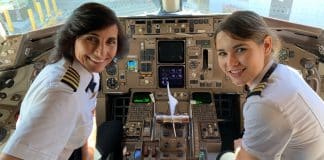 Fotografia de mãe e filha pilotas viraliza nas redes sociais