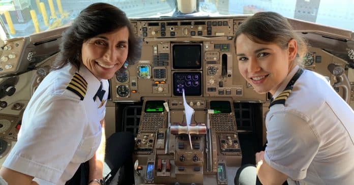 Fotografia de mãe e filha pilotas viraliza nas redes sociais