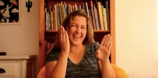 Professora conta histórias infantis em libras em canal de Youtube