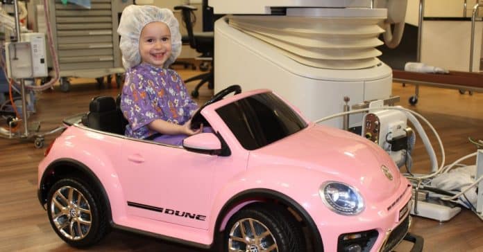Hospital deixa crianças conduzirem mini-carros até às salas de cirurgia para reduzir o medo