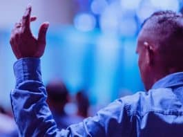 Orar é o melhor e o único caminho para se conectar com Deus