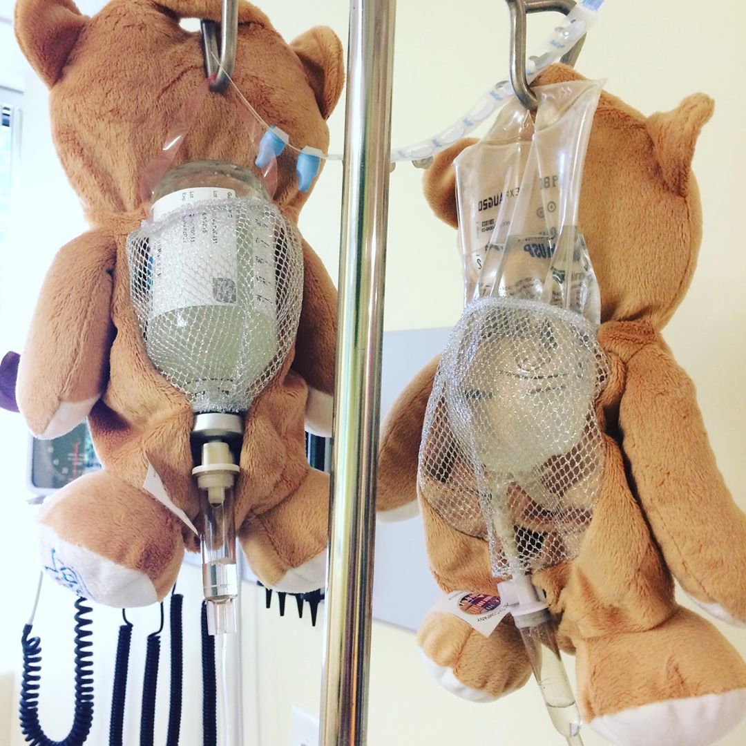 sabiaspalavras.com - Assustada com as bolsas intravenosas, menina com doença auto-imune cria ursos de pelúcia para as esconder