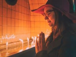 Tudo que colocamos nas mãos de Deus em oração tem solução, tem saída, e tem resposta