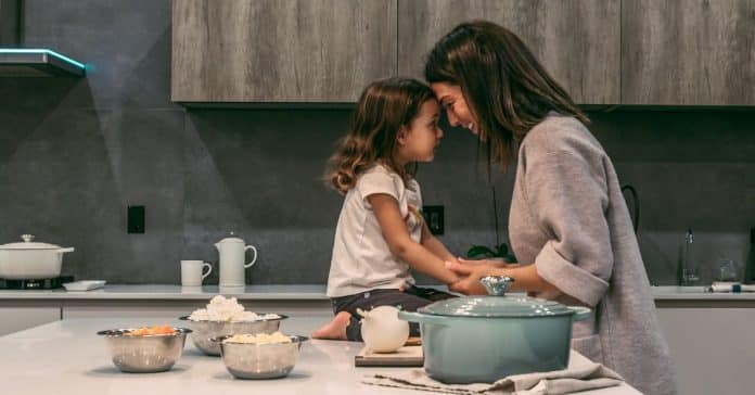 A falta de zelo por parte da mãe abre uma ferida que nunca cicatriza