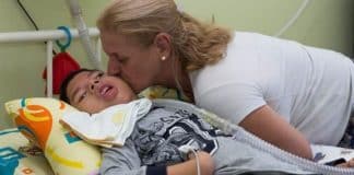 Enfermeira adopta menino com paralisia cerebral abandonado pelos pais
