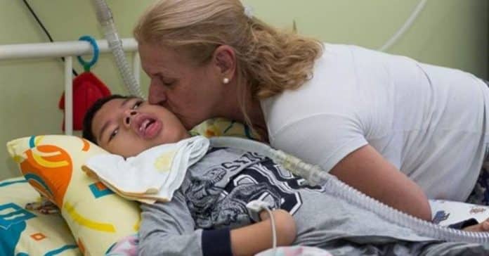 Enfermeira adopta menino com paralisia cerebral abandonado pelos pais