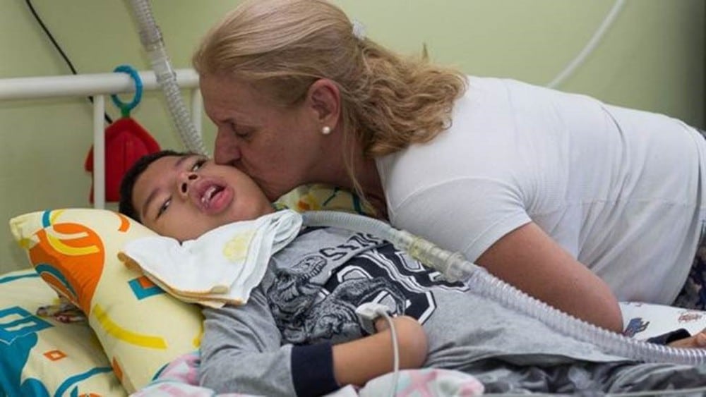 sabiaspalavras.com - Enfermeira adopta menino com paralisia cerebral abandonado pelos pais