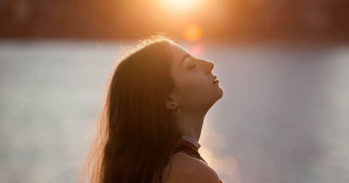 Hoje, apenas agradeça a Deus! Feche os olhos, e ofereça a sua prece ao mundo!