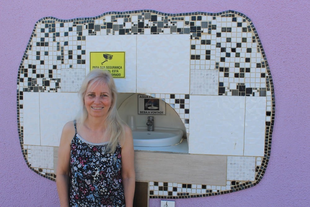 sabiaspalavras.com - Mulher constrói bebedouro público para pessoas sem-abrigo no muro de sua casa