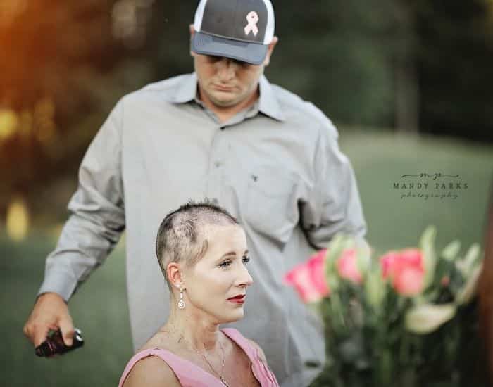 sabiaspalavras.com - Marido rapa cabelo de esposa com câncer da mama numa poderosa sessão fotográfica