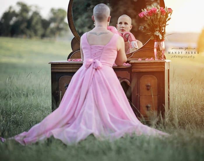 sabiaspalavras.com - Marido rapa cabelo de esposa com câncer da mama numa poderosa sessão fotográfica