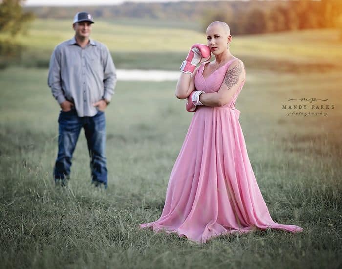 sabiaspalavras.com - Marido rapa cabelo de esposa com câncer da mama numa poderosa sessão fotográfica