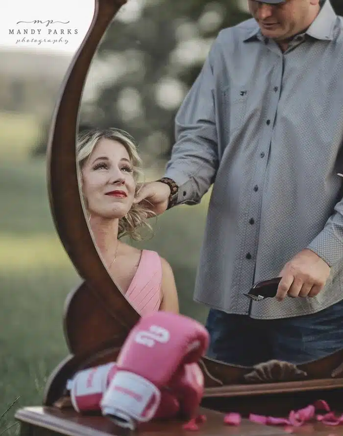 sabiaspalavras.com - Marido rapa cabelo de esposa com câncer da mama numa poderosa sessão fotográfica
