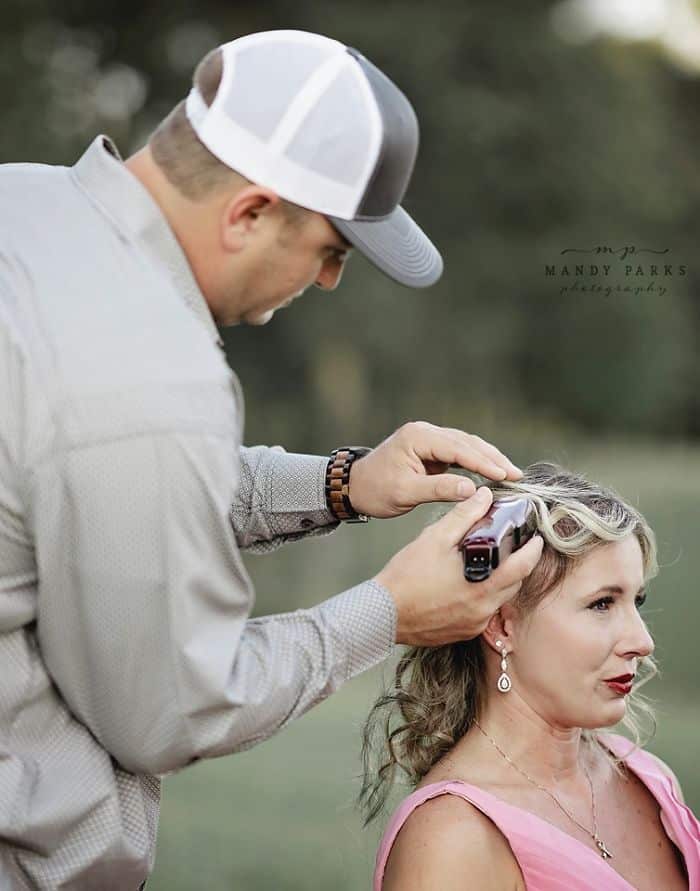 sabiaspalavras.com - Marido rapa cabelo de esposa com câncer da mama numa poderosa sessão fotográfica