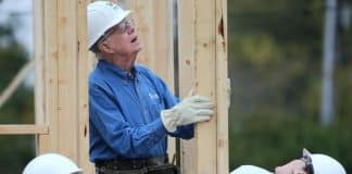 Aos 94 anos, ex-presidente dos EUA volta a construir casas solidárias após cirurgia ao quadril