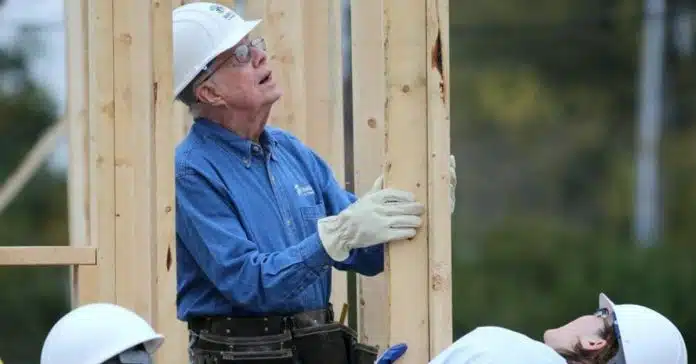 aos-94-anos-ex-presidente-dos-eua-volta-a-construir-casas-solidarias-apos-cirurgia-ao-quadril Aos 94 anos, ex-presidente dos EUA volta a construir casas solidárias após cirurgia ao quadril