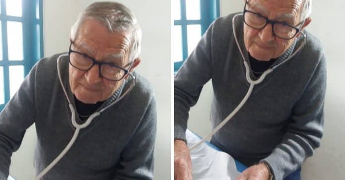 Com 92 anos, médico atende dezenas de crianças gratuitamente no Paraná