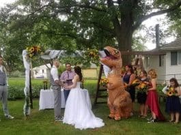 Dama de honor surpreende todos ao vestir-se de dinossauro no casamento da irmã