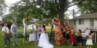 Dama de honor surpreende todos ao vestir-se de dinossauro no casamento da irmã