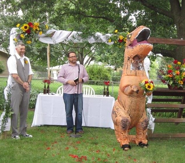 sabiaspalavras.com - Dama de honor surpreende todos ao vestir-se de dinossauro no casamento da irmã